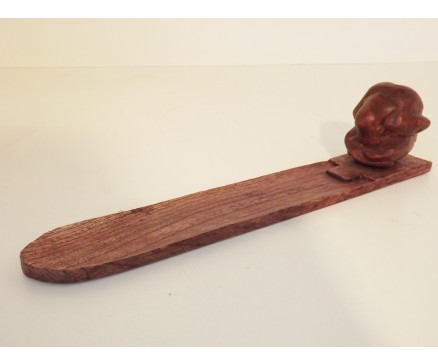 H8330001 Hout wierookplank met yogi lengte 30 cm.
