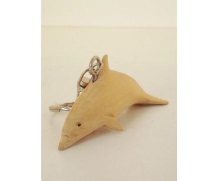 H2030035 Hout sleutelhanger dolfijn. Lengte 9 cm. Per 12 stuks verpakt. Prijs is per 12 stuks.