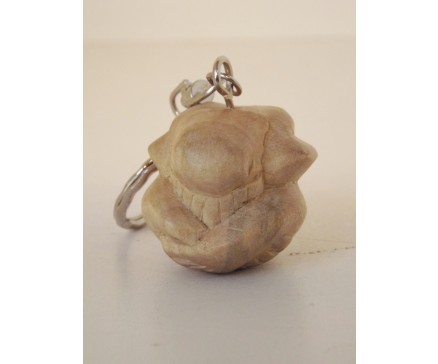 H6330001 Hout sleutelhanger yogi lichtkleurig. Hoogte : 3cm. Per 12 stuks verpakt. Prijs is per 12 stuks.