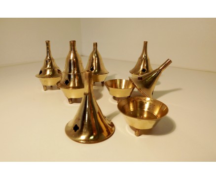 8351296 Koper wierookbrandertjes per 6 stuks assorti verpakt. Hoogte 6/7 cm., diameter 4 cm. Prijs is per 6 stuks.