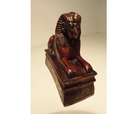 CD0412 Resin Egyptische sphynx. LxHxD = 11x10x4 cm.