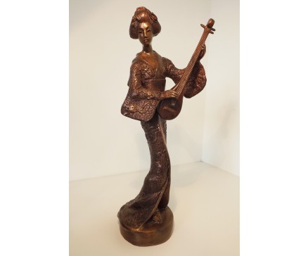 BR241009 Brons. Dame met luit van Thais brons met certificaat van echtheid. Hoogte 44 cm., diameter voet 12,5 cm.