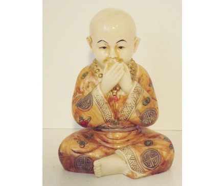 P1035592C Poly. Kindmonnik "zwijgen" ivoor. Hoogte 15 cm.