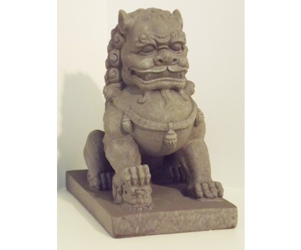 G1292-G Garden. Tempelleeuw / Keelung met welp onder poot. 35 x 35 cm. granite.