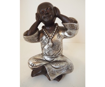 P1035301A Poly. Kindmonnik "horen" zwart-zilver. Hoogte 12,5 cm.