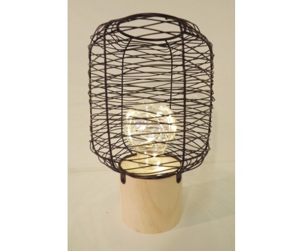 L21632B Led lamp. Led lamp tafelmodel op houten basis (diameter 7 cm.) met cilindrische wirwar van zwart draadstaal (diameter 13 cm.). Totale hoogte 21 cm. Op 3 AAA batterijen (niet meegeleverd).