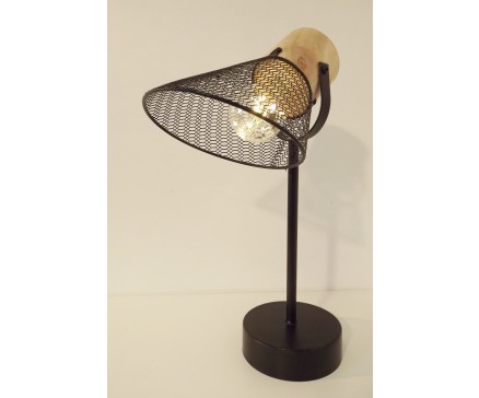 L21646D Led lamp. Tafelmodel ledlamp op ronde zwart metalen basis (diameter 12 cm.) met draadstalen conische kap (diameter 16 cm.) aan houten basis. Hoogte 38 cm. Op 3 AAA batterijen (niet meegeleverd).