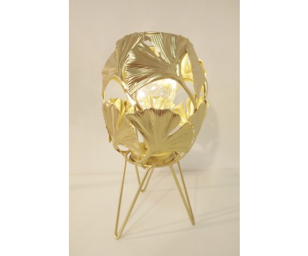 L21121B Led lamp. Goud metalen led lamp op 3 poten met bolvormige bladeren basis. Breedte/diameter 15 cm., hoogte 27,5 cm. Op 3 AAA batterijen (niet meegeleverd).