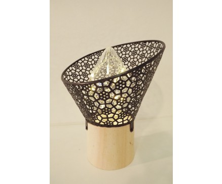 L21653B Led lamp. Tafelmodel led lamp op houten voet (7 cm. diameter) met conisch en schuin aflopend zwart metalen kapje met bloemenmotief. Hoogte 18,5 cm., breedte 15,5 cm. Op 3 AAA batterijen (niet meegeleverd).