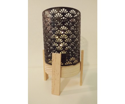 L21728A Led lamp. Led lamp met cilindrisch zwart metalen kap met bloemmotief op ronde houten basis (diameter 13 cm.) met 4 houten pootjes. Hoogte 25 cm. Op 3 AAA batterijen (niet meegeleverd).