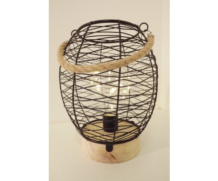 L21738A Led lamp. Bolvormige tafelmodel led lamp van zwart draadstaal op ronde houten basis (diameter 10,5 cm.). Breedte bol 16 cm., hoogte 22 cm. met hengsel van touw. Op 3 AAA batterijen (niet meegeleverd).