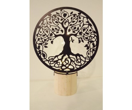 L22196A Led lamp. Zwart metalen Tree of Life (diameter 18 cm.) met buisvormige led lamp op ronde houten basis (diameter 7 cm.). Totale hoogte 24 cm. Op 3 AAA batterijen (niet meegeleverd).