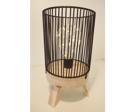 L21727D Led-lampje. Strak kokervormig zwart draadstalen led-lampje op houten basis met 3 houten voetjes. Hoogte 24 cm. / diameter 13 cm.