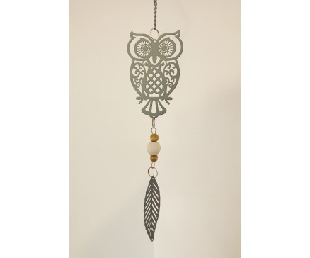M192319 Metal hanging decoration. Uil met houten kralen en boomblad. Donkergrijs. Lengte : 48 cm. Per 6 stuks verpakt. Prijs is per 6 stuks.