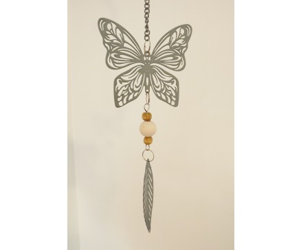 M192316 Metal hanging decoration. Vlinder met boomblad en houten kralen. Donkergrijs. Lengte : 48 cm. Per 6 stuks verpakt. Prijs is per 6 stuks.