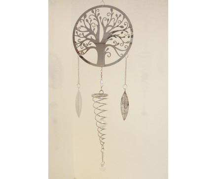 M197456 Metal hanging decoration. Zilvermetalen Tree of life met spiraal met acryl diamanten en boombladeren. Lengte 77 cm. Per 6 stuks verpakt. Prijs is per 6 stuks.