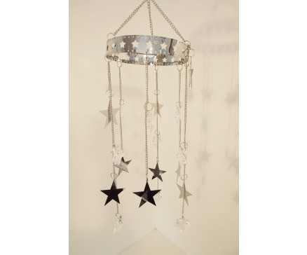 M192411 Metal hanging decoration. Zilveren kerstmis mobile met acryl sterren aan een zilverkleurige metalen basis met sterren. Lengte : 73 cm. Per 6 stuks verpakt. Prijs is per 6 stuks.