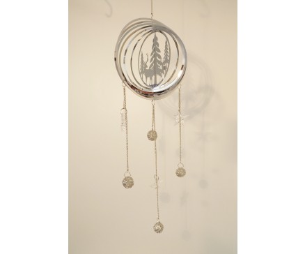 M191732 Metal hanging decoration. Zilver metalen kersttafereel in 3-d bol met zilverkleurige en transparante acryl ballen en sterren. Lengte 76 cm. Per 6 stuks verpakt. Prijs is per 6 stuks.