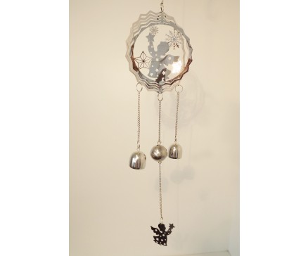 M191138 Metal hanging decoration. Zilvermetalen kersttafereel "3-d" met bellen en engeltjes. Lengte 65 cm. Per 6 stuks verpakt. Prijs is per 6 stuks.