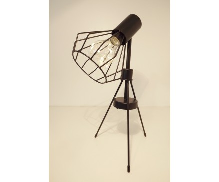 L193866 Led lamp. Buromodel led-lamp zwart 3-poot. 36 cm hoog, 25 cm. breed. Op 3 AAA batterijen (niet meegeleverd).