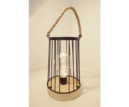 L195740 Led lamp. Led lamp op ronde houten basis met taps toelopend zwart draadstaal en hengsel van touw. Hoogte : 21,5 cm., breed : 14 cm. Op 3 AAA batterijen (niet meegeleverd).