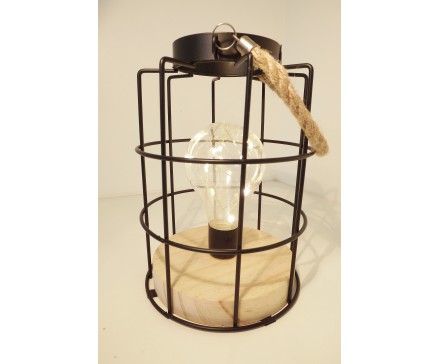 L1970016 Led lamp. Tafelmodel led lamp op ronde houten basis met kokervormig zwart draadstaal met hengsel van touw. Hoogte 21 cm., breedte 14 cm. Op 3 AAA batterijen (niet meegeleverd).