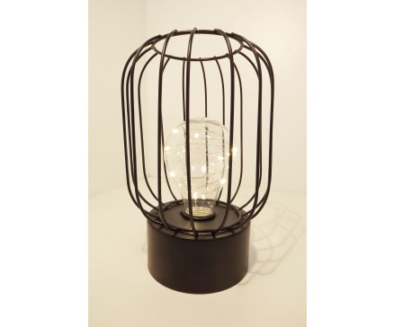 L193985 Led lamp. Led lamp tafelmodel met zwarte ronde basis van 10 cm. Met cilindrisch/bolvormig zwart draadstaal. Hoogte 21 cm. Op 3 AAA batterijen (niet meegeleverd).