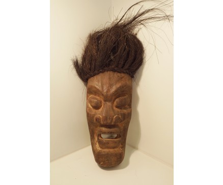 2330047 Masker. Handgesneden (dus uniek) houten monster-maskertje met "echt" haar. +/- 39 x 13 cm.