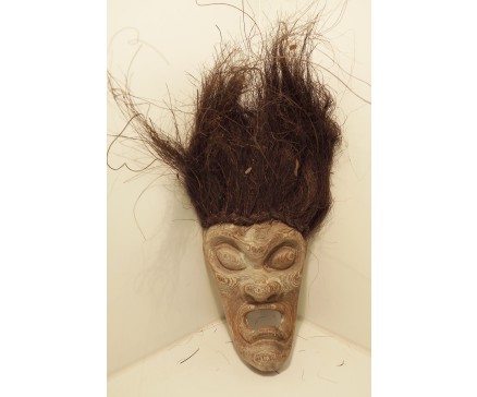 2330045 Masker. Handgesneden (dus uniek) houten monster-maskertje met "echt" haar. +/- 25 x 9 cm.