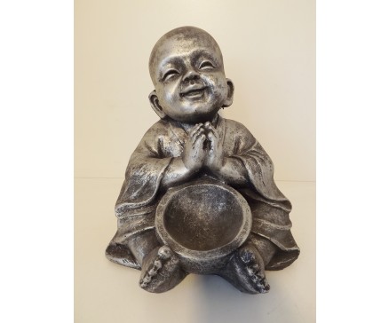 G876-AS Garden zittende monnik met kom. Hoogte 28 cm. Antique Silver.
