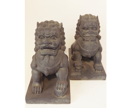 G1292-DG Garden Keelung / Tempelleeuw met welp onder poot. 35 x 35 cm. Dark-grey. 