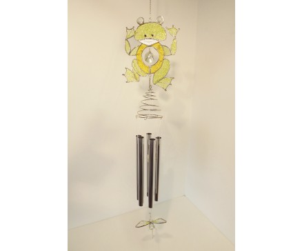 K-3 Gong. Kikker-gong van gebroken glas in metalen frames. Kikker is groen met doorzichtige glazen ogen. Met vijf witte pijpen en witglazen vlieg als klepel. Zware kwaliteit. Lengte totaal 100 cm.