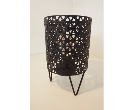 L22072B LED-lampje. Zwart metalen rattan-look kokervormig led-lampje op 3 pootjes. HxBxdiameter 20x12x12 cm. Op 3 AAA-batterijen (niet meegeleverd).