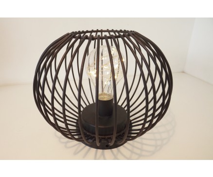 L24602 Led-lampje. Zwart bolvormig (19 cm. diameter) led-lampje van draadstaal op zwart voetje. Op 3 AAA-batterijen (niet meegeleverd).