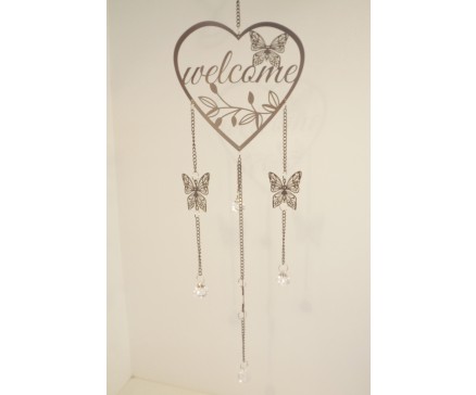 M26002 Metal. Donkergrijze metalen hanger/guirlande "welcome". Hartvormig met bloemen, vlinders en "diamanten". 18 cm. breed, lengte 80 cm.