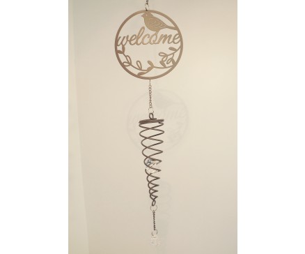 M26009 Metal. Donkergrijze "welcome"-guirlande/hanger met vogels en metalen spiraal met "diamanten". Breedte 13 cm., lengte 70 cm.