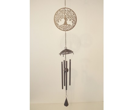 M26041 Metal. Donkergrijze metalen "Tree of Life" (diameter 13 cm.) met windgong met 4 metalen pijpjes en bladvormige klepel. Lengte 90 cm.