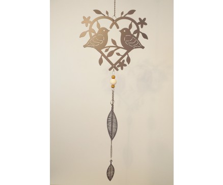 M26087 Metal. Hartvormig donkergrijze metalen hanger met 2 vogeltjes. Met houten kraaltjes. Breedte 18 cm. / lengte 77 cm.