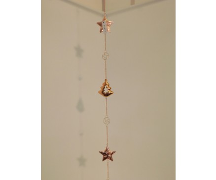 M5871017 Metal. Goud-koperen hanger kerstboom met 2 sterren en diamanten. Lengte 120 cm. Per 4 stuks verpakt. Prijs is per 4 stuks.