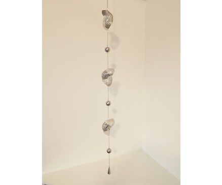 M5871503 Metal. Hanger 3d spiraal abstract met metalen bollen. Lengte 130 cm. Per 4 stuks verpakt. Prijs is per 4 stuks.
