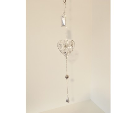 M5871316 Metal. Groot metalen 3d hart met led-lichtjes op 2 AA-batterijen (exclusief). Lengte 90 cm. Per 4 stuks verpakt. Prijs is per 4 stuks.