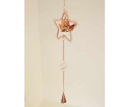 M58K2063 Metal. Goud-koperen 3d engel in ster met kralen. Lengte 77 cm. Per 4 stuks verpakt. Prijs is per 4 stuks.