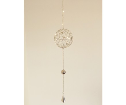 M58K2074 Metal. Zilveren bal met led-lichtjes op 2 AA batterijen (exclusief). Lengte 98 cm. Per 4 stuks verpakt. Prijs is per 4 stuks.