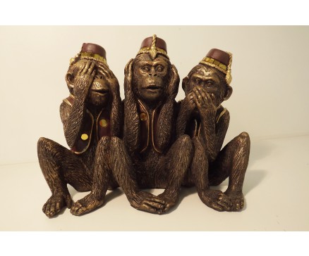 P1035701 Poly. Horen-zien-zwijgen apen met hoedjes. Hoogte x breedte : 14 x 20 cm. Goud-bruin.