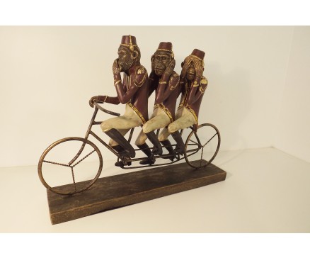 P1035702 Poly. Horen-zien-zwijgen apen op fiets met hoedjes. Hoogte x breedte : 30 x 40 cm. Goud-bruin.