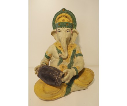P1035349 Poly. Color Ganesha met houten drum op schoot. Hoogte 29 cm.