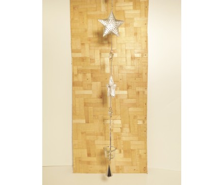 M58S2471 Metal. Hanging 3 silver stars and tealight. Length : 124 cm. Per 6 stuks verpakt. Prijs is per 6 stuks.