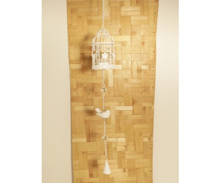 M58S1674 Metal. Hanging birdcage with porcelain bird white. Length : 124 cm. Per 6 stuks verpakt. Prijs is per 6 stuks.