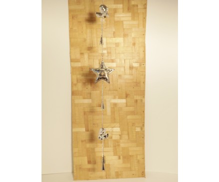 M58S2332 Metal. Hanging "merry christmas" silver angels and star. Length : 103 cm. Per 6 stuks verpakt. Prijs is per 6 stuks.