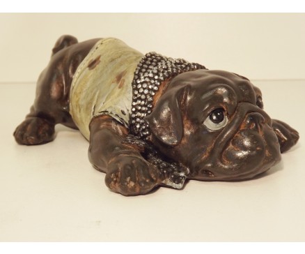 P1035764 Poly. Lying bulldog with droopy eyes. 6 x18 cm.